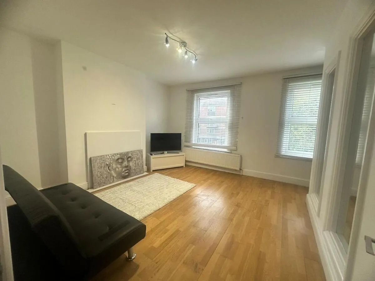 Lovely Apartment Great Location! London